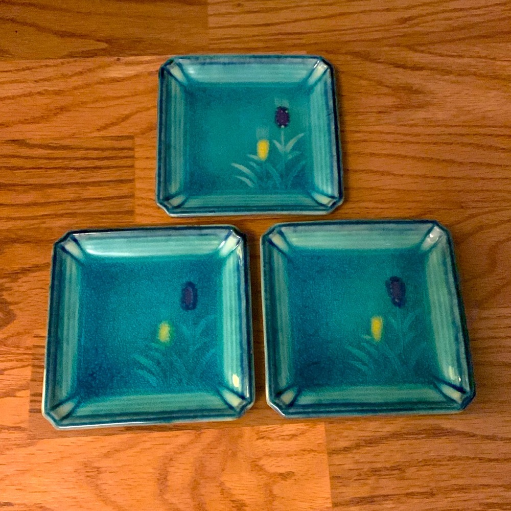 Crackle glazed set of three floral painted dishes Japan little trays